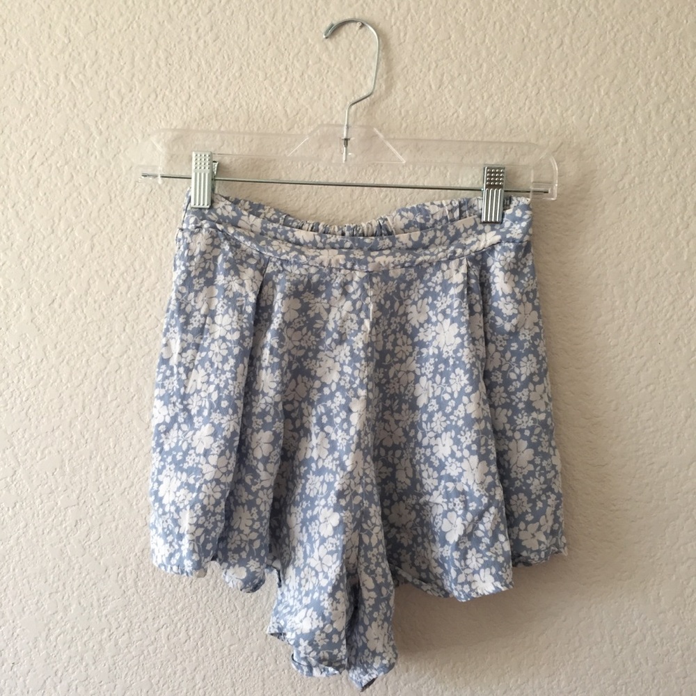 BEACHY FLORAL SHORTS